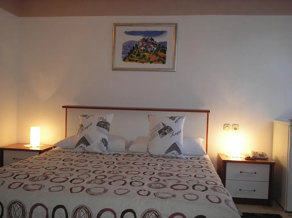 Rooms Matea Pula 3*,